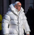 Imagens do Papa Francisco vestindo um casacão branco estilo “puffer” foram criada pela IA Midjourney  Foto: reprodução redes sociais / Flipar