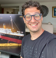 Thomás com um dos sets de sua coleção de Lego   Foto: Arquivo pessoal 