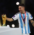 Gonzalo Montiel com a taça da Copa: ele bateu pênalti decisivo da Argentina   Foto: Kai Pfaffenbach / Reuters