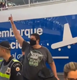 Apoiador de Lula 'faz o L' para bolsonaristas em aeroporto e é hostilizado; veja  Foto: Reprodução
