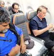 Bolsonaro no voo de retorno ao Brasil   Foto: Reprodução