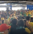 Bolsonaro é recebido por cerca de 350 pessoas  Foto: Reprodução/Sergio Lima/Poder360 / Reprodução