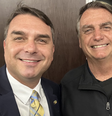 Flávio Bolsonaro postou foto com o pai, Jair Bolsonaro, em suas redes sociais   Foto: Reprodução/Twitter:@FlavioBolsonaro
