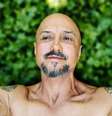 "Sou um cara muito feliz. Já vivi praticamente o dobro da expectativa de um homem trans no Brasil, que é de 35 anos", diz Leo Moreira Sá  Foto: Reprodução/Instagram