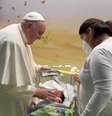 O papa Francisco batiza um bebê enquanto visita ala infantil do hospital Gemelli, onde está internado por  infecção respiratória
31/03/2023
Mídia do Vaticano/Divulgação via REUTERS  Foto: Reuters