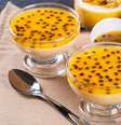 sobremesa gelada de mousse de coco e maracujá  Foto: Guia da Cozinha
