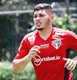  Foto: Erison - Contratado nesta temporada, Erison sofreu com uma lesão e está se recuperando. Nesta terça-feira, já treinou no gramado e pode ser uma opção para Ceni substituir o lesionado Calleri. / Gazeta Esportiva