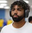 Gabigol ficou contrariado por ter sido barrado no Fla x Flu; ele entrou aos 20 minutos do segundo tempo   Foto: Reprodução