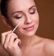 Camufle as olheiras com corretivo  Foto: Anna Demianenko | Shutterstock / Portal EdiCase
