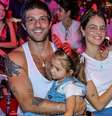 Chay Suede e Laura Neiva combinaram looks com os filhos em dia de circo.  Foto: AGNews / Purepeople