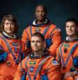 Tripulação da Artemis II da esquerda para a direita: Christina Hammock Koch, Reid Wiseman (sentado), Victor Glover e Jeremy Hansen, da Agência Espacial Canadense  Foto: Nasa