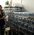 Vigilância Sanitária multou depósitos após análises encontrarem contaminação em água mineral vendida no Rio  Foto: Reprodução/Jornal O Globo