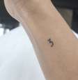 Significado do número 3 tatuado por Anitta  Foto: Reprodução Anitta / Personare