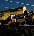 Dois dos três vagões do trem de passageiros que descarrilaram em Voorschoten  Foto: DW / Deutsche Welle