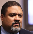 Alvin Bragg fez história em 2021 como o primeiro homem negro eleito promotor distrital do Condado de Nova York  Foto: Getty Images / BBC News Brasil