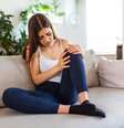 Anatomia, maior uso de salto alto e alterações hormonais que ocorrem durante a menopausa e ciclo menstrual são fatores que favorecem o surgimento de problemas no joelho |  Foto: stefamerpik/Freepik / Boa Forma
