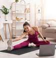 Treinar em casa é prático e acessível  Foto: Prostock-studio | Shutterstock / Portal EdiCase