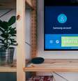 TV ligada com exibição de aplicativos integrados.  Foto: Jonas Leupe / Unsplash