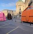 Bolsas gigantes nas ruas de Paris   Foto: Reprodução/Instagram/@jacquemus / Elas no Tapete Vermelho