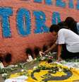 Velas e flores marcam homenagem às vítimas do ataque em escola paulista  Foto: Fernando Frazão/Agência Brasil / BBC News Brasil