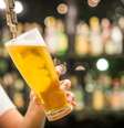 Imagem meramente ilustrativa de uma pessoa enchendo um copo de cerveja  Foto: Pixabay