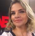 Poliglota, Leila Sterenberg se destacou nas transmissões ao vivo fazendo tradução simultânea de fatos relevantes  Foto: Reprodução