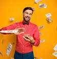 Conheça simpatias para chamar dinheiro -  Foto: Shutterstock / João Bidu