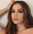 Após completar 30 anos, Anitta aposta em uma série de combinações estilosas e versáteis dentro do estilo streetwear  Foto: Reprodução / Instagram / @anitta / Manequim