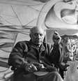 Pablo Picasso em Paris, no ano de 1950, sentado em frente a suas obras.  Foto: Sanford Roth/Getty Images / Guia do Estudante