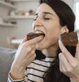 Imagem meramente ilustrativa de uma mulher comendo chocolate  Foto: iStock