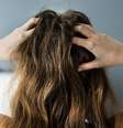 Alguns erros comuns podem agravar a condição do cabelo seco -  Foto: Shutterstock / Alto Astral