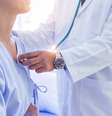 Imagem meramente ilustrativa de um médico examinando a paciente  Foto: iStock
