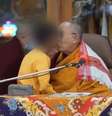 Dalai Lama beija menino na boca e pede desculpas  Foto: Reprodução/Redes sociais