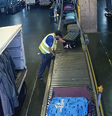 Imagens de câmeras de monitoramento exibidas pela TV Globo flagraram o momento em que dois funcionários do aeroporto trocaram as etiquetas das malas de duas brasileiras  Foto: Reprodução/TV Globo