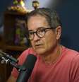 Essa não foi a única vez que Carlos Tramontina participou de podcasts depois de sua saída da Globo. O jornalista também falou no Ticaracaticast e Inteligência Ltda, por exemplo.  Foto: Youtube/Flow Podcast / Flipar