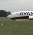 Avião solta faíscas após roda arrebentar durante pouso  Foto: Reprodução/Sky News