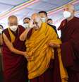Internautas acharam um vídeo antigo onde Dalai Lama tenta tocar as partes íntimas de Lady Gaga  Foto: @dalailama