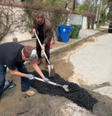 Arnold Schwarzenegger tampa buraco no bairro onde mora por conta própria  Foto: Reprodução/Twitter/@Schwarzenegger