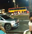 Uma aglomeração se forma ao redor de uma pessoa caída  Foto: Reprodução/Twitter