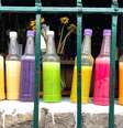Estigmatizada e ainda ilegal, a chicha pode ser encontrada em garrafas coloridas nas 'chicherías' de Bogotá  Foto: Lina Zeldovich/BBC / BBC News Brasil