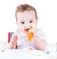 Imagem meramente ilustrativa de um bebê saboreando a comida  Foto: FamVeld