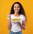 Alimentação detox visa limpar o organismo de toxinas  Foto: Prostock-studio | Shutterstock / Portal EdiCase