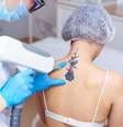Procedimento estético pode remover completamente as tatuagens  Foto: ViktoriiaNovokhatska | Shutterstock / Portal EdiCase