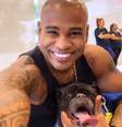 Participante do BBB Cezar Black também chamou a atenção pelos dentes super brancos. Não há confirmações, no entanto, que seja lente.  Foto: Reprodução/ Instagram: @cezar.black / Estadão