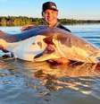 Antônio Pedro pesca pirarara de 1,4 metro de comprimento  Foto: Redes sociais