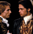Tom Cruise e Brad Pitt em cena de Entrevista com o Vampiro.  Foto: Adoro Cinema