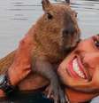 Influencer do Instagram e TikTok Agenor Tupinambá com capivara  Foto: Redes sociais / Reprodução