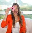 A 'genital influencer' é conhecida como 'Bela do céu', por a expressão aparecer em muitos dos relatos recebidos de suas clientes após elas experimentarem os produtos  Foto: Reprodução/Good Vibres