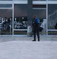 Policiais em frente a prédio vandalizado em Brasília em 8 de janeiro  Foto: DW / Deutsche Welle