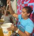 Adriane Suelen, além de presidente do Comunidade Ativa, cozinha e distribui o sopão solidário em Recife  Foto: Divulgação